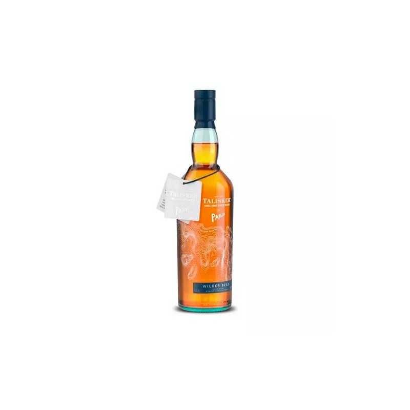 Talisker Parley Wild Seas cognac-fad med flasken isoleret på hvid baggrund