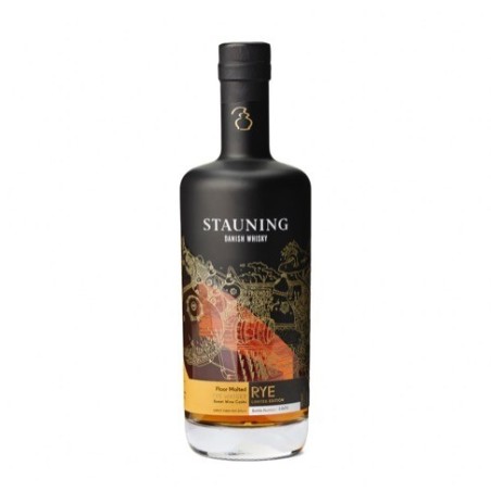 Denne Limited Edition Rye Sweet Wine Cask whisky fra Stauning er destilleret i 04/2018 og tappet i 03/2022.